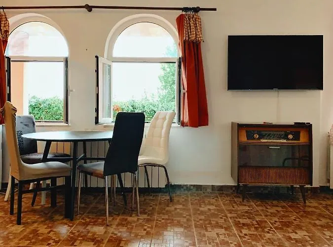 米哈埃拉别墅酒店 *